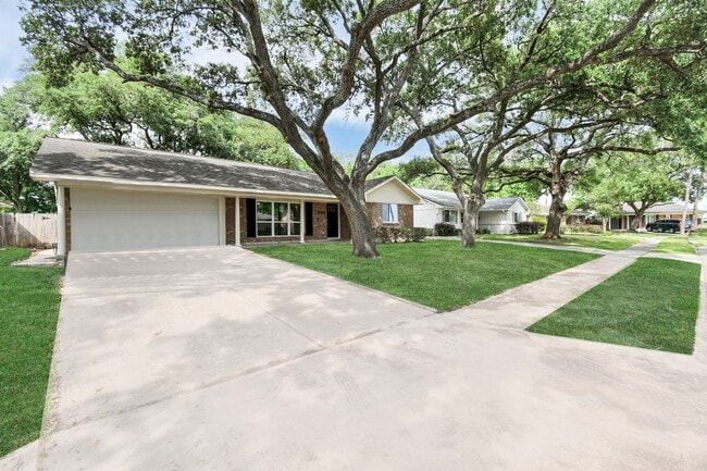 Building Photo - 5010 Creekbend Dr