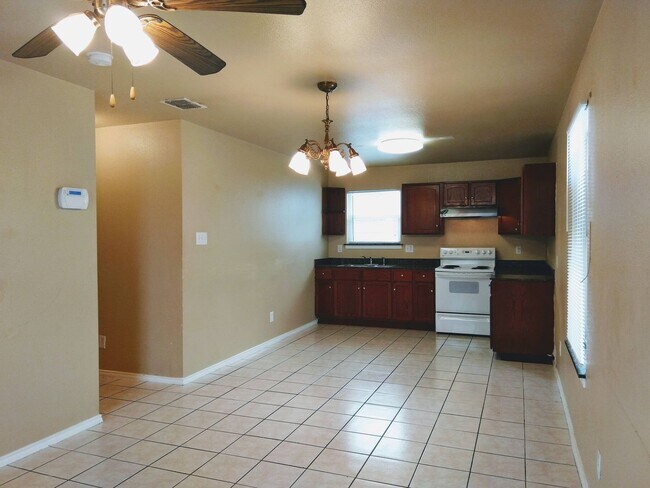 Building Photo - Convenient & Low-Maintenance Living Near St. Mary’s University!