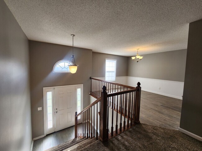 Building Photo - $2100.00 4 Beds 3 Baths and Bonus Room