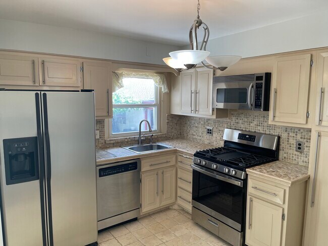 Building Photo - 674 Forest St