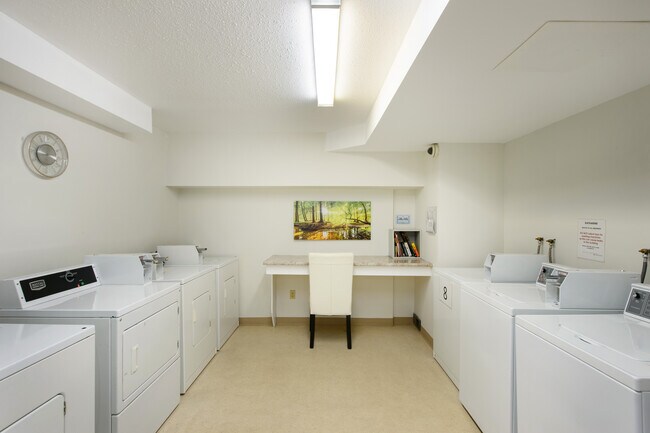 Photo du bâtiment - Katharine Apartments