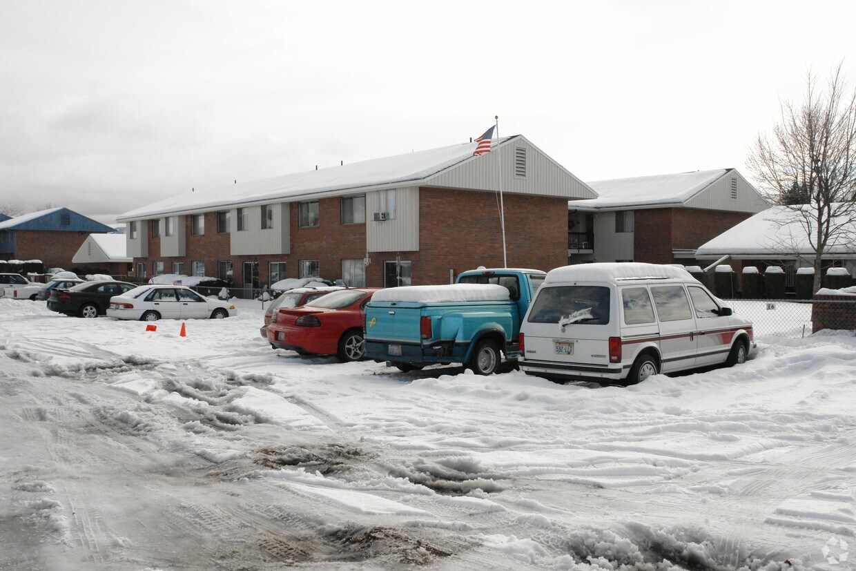 Foto del edificio - The Pines Affordable Senior Apartments