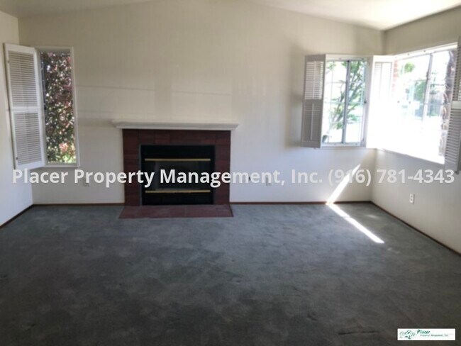 Foto del edificio - Move in ready, 3 bedroom plus den, 2 bath,...