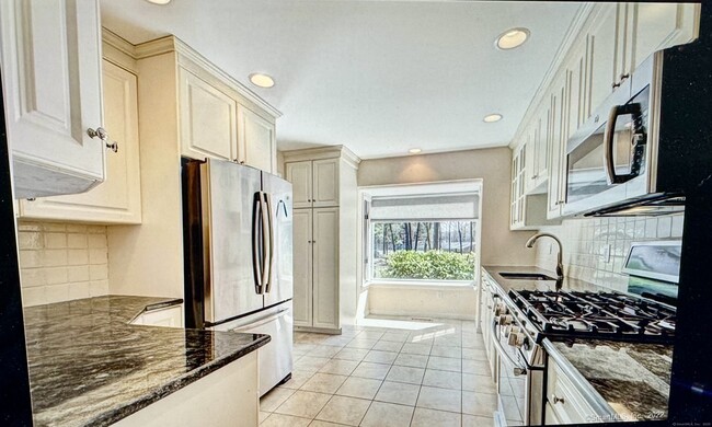 Building Photo - 136 Tunxis Vlg