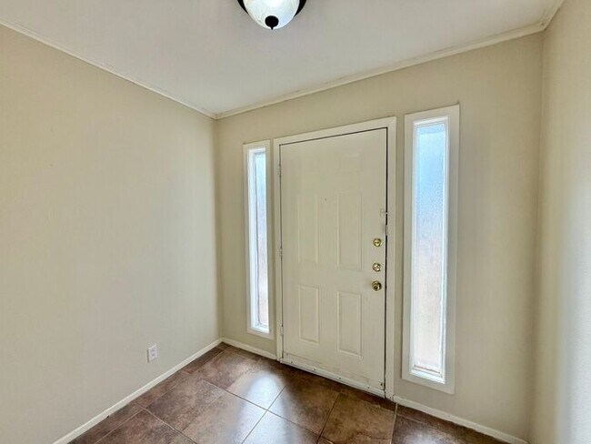 Foto del edificio - Tour Today! Spacious 3 Bed, 2.5 Bath Duplex