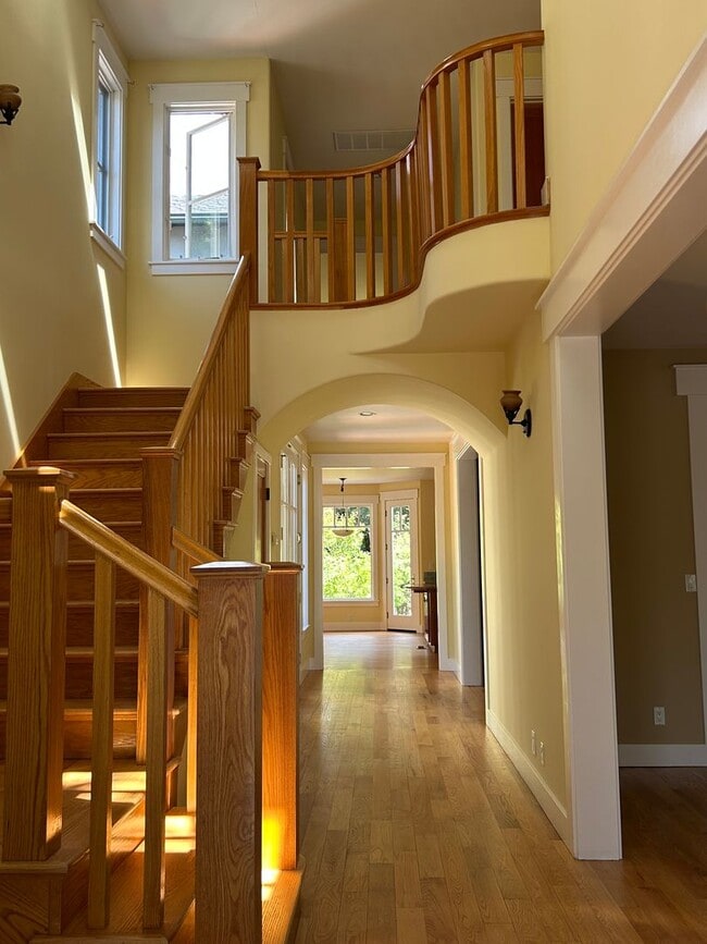 Foto del edificio - Lovingly Maintained 5 Bed, 3.5 Bath Execut...