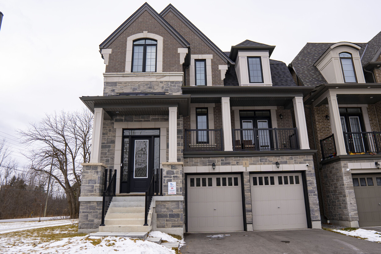 Primary Photo - Executive Rental in Prestigious Rouge Park...