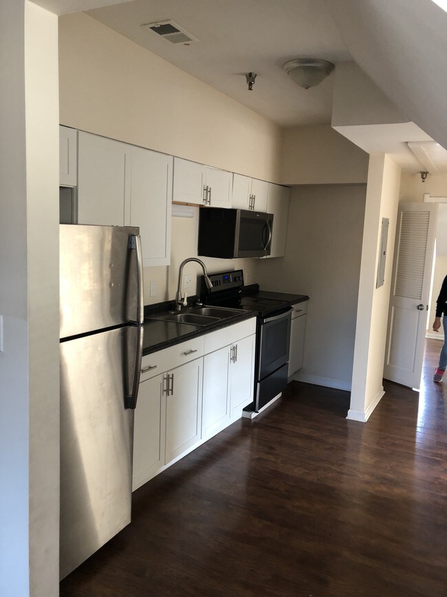 Kitchen - 241 E 9th St