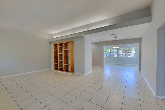 Building Photo - 1353 SE 7th Ct
