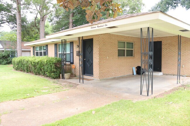 Foto del edificio - Single Family Residence