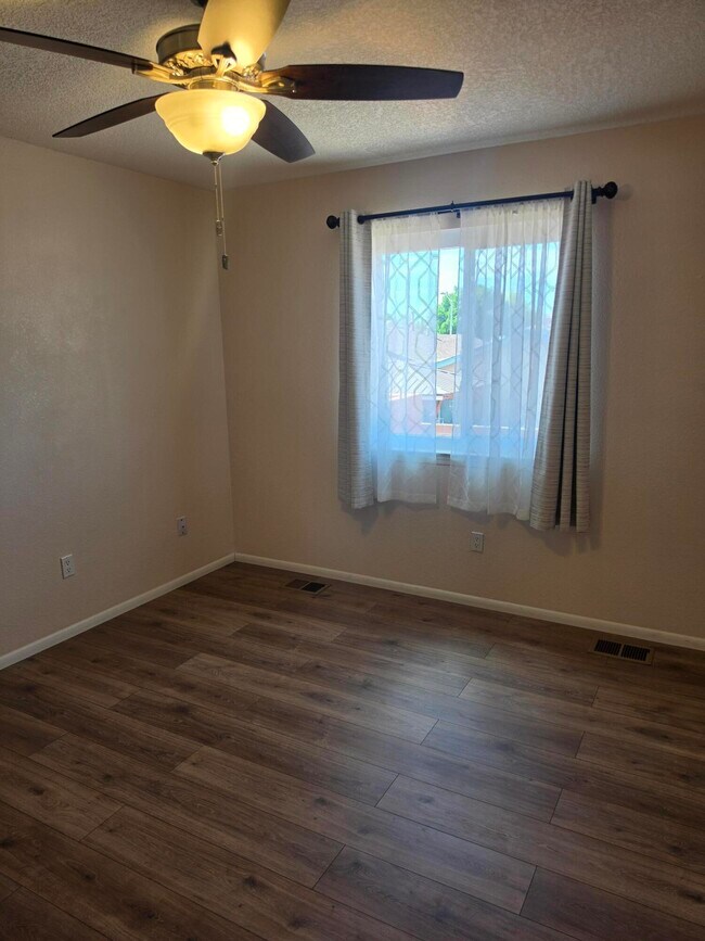 Foto del edificio - 9215 Eiffel Ave SW