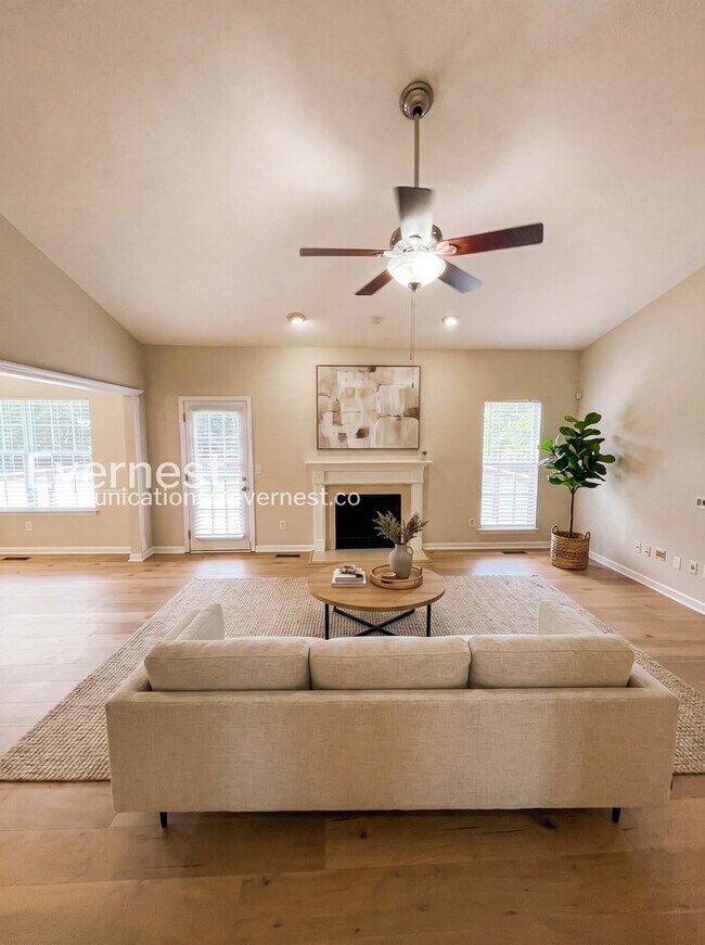Building Photo - 3 Bed/2 Bath Home with Garage & Fenced Yard / Available Now!