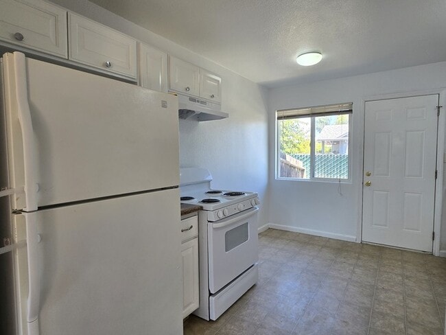 Building Photo - Cute Duplex for rent in Sacramento!