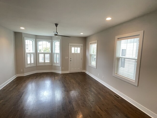 Building Photo - Germantown home with rooftop deck!