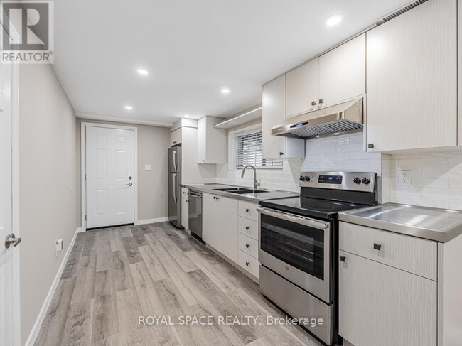 Building Photo - 121 Whitwell Dr