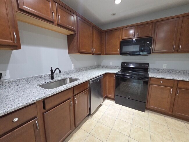 Foto del edificio - 70 Oak St Ext