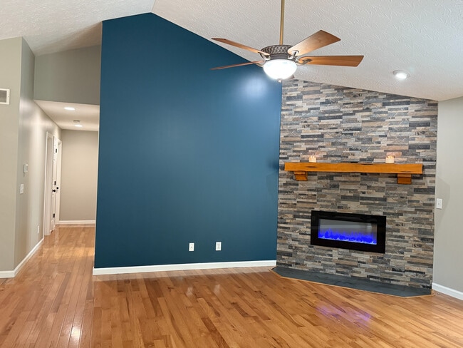 Building Photo - 1556 Deerwoods Dr