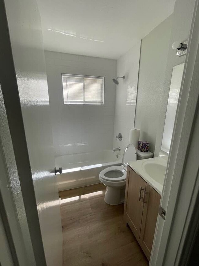 Foto del edificio - 11002 Segrest Dr