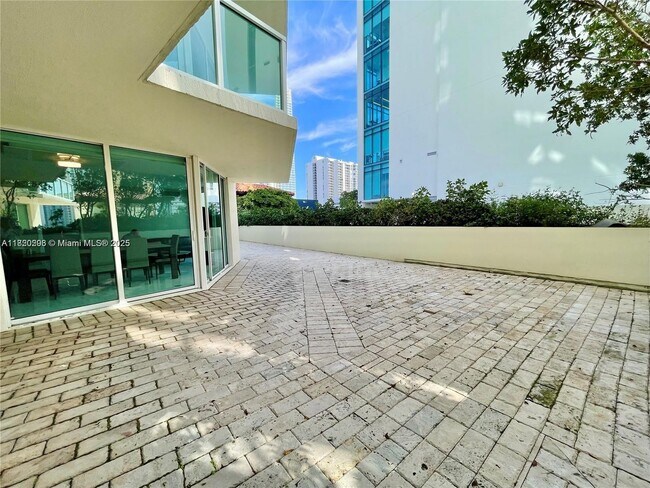 Foto del edificio - 150 Sunny Isles Blvd