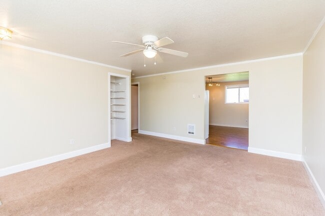 Building Photo - 3 bedroom 2 Bath Single Level on Large Lot