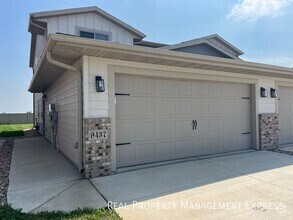 Building Photo - 3 Bedroom 1.5 Bathroom Townhome