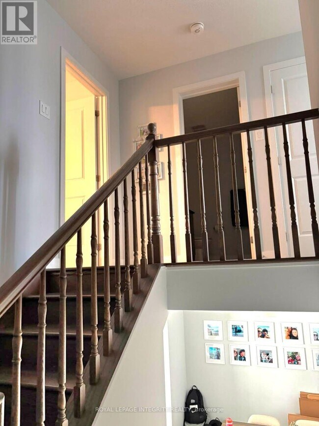 Building Photo - 261 Ormiston Cres