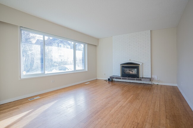 Building Photo - 3 bedroom upper for rent