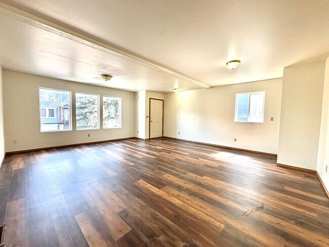 Building Photo - 4 bedroom unit by campus