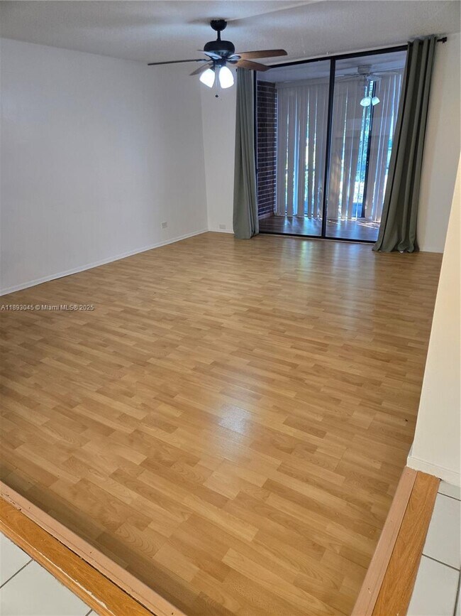 Foto del edificio - 3730 Inverrary Dr