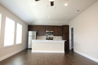 Building Photo - 1304 White Sand Dr