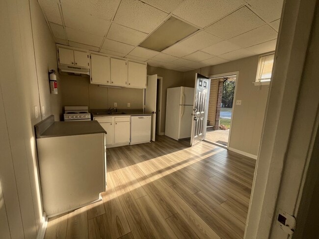 Building Photo - 142 Goshen Rd