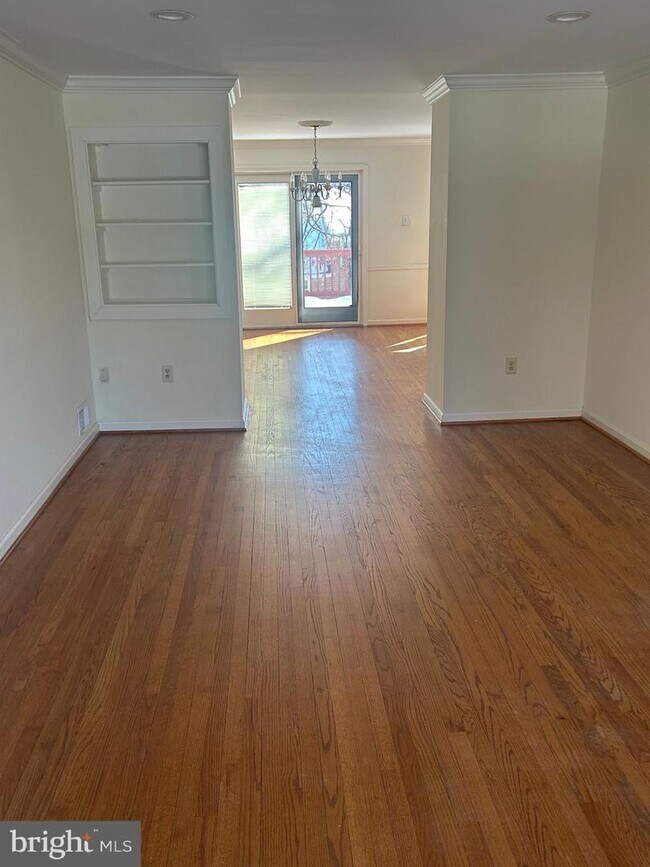 Building Photo - 3301 Spring Ln