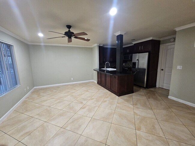 Building Photo - Beautifully renovated 2 bedroom 2 bath One...