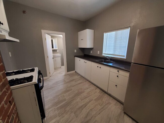 Foto del edificio - Charming duplex available Oct 15th.