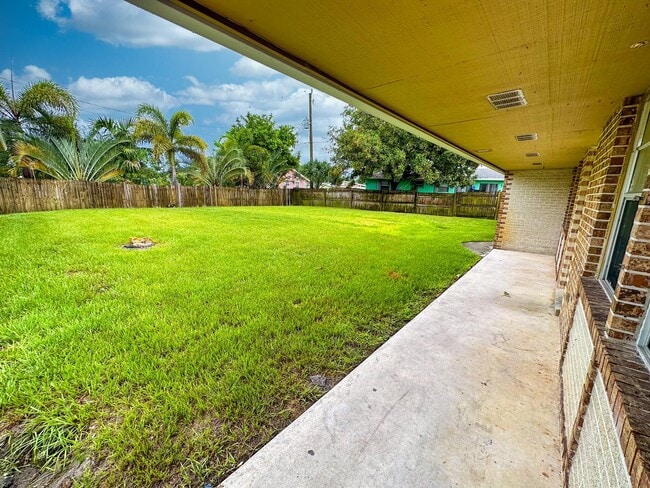 Building Photo - 2682 Hinda Rd