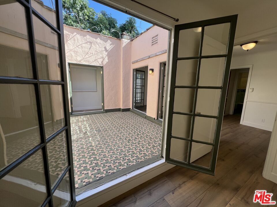 Primary Photo - 4956 S San Vicente Blvd