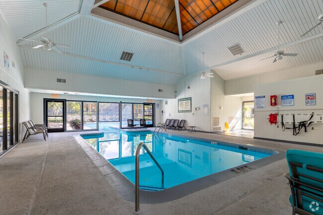 Piscina cubierta - Stoney Brooke Apartments