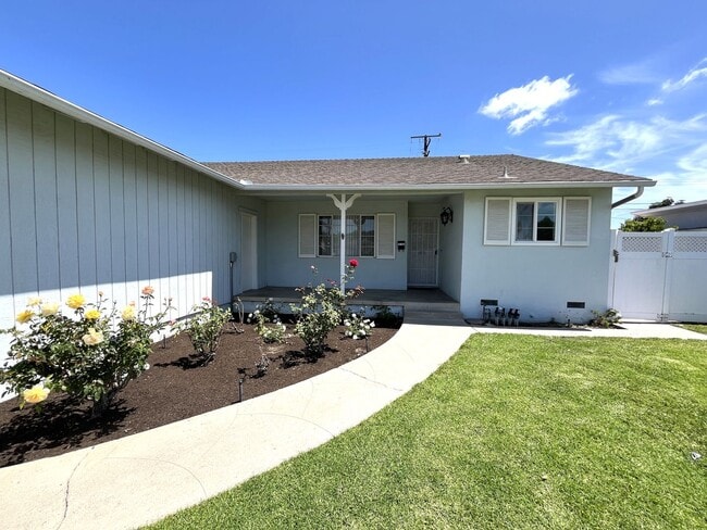 Foto del edificio - Charming Single Level 3-Bedroom 2-Bathroom Home With Hardwood Floors