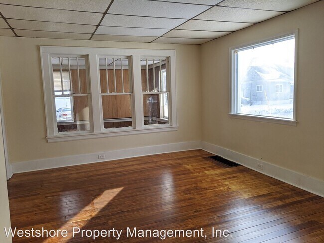 Building Photo - 332 E Larch Ave