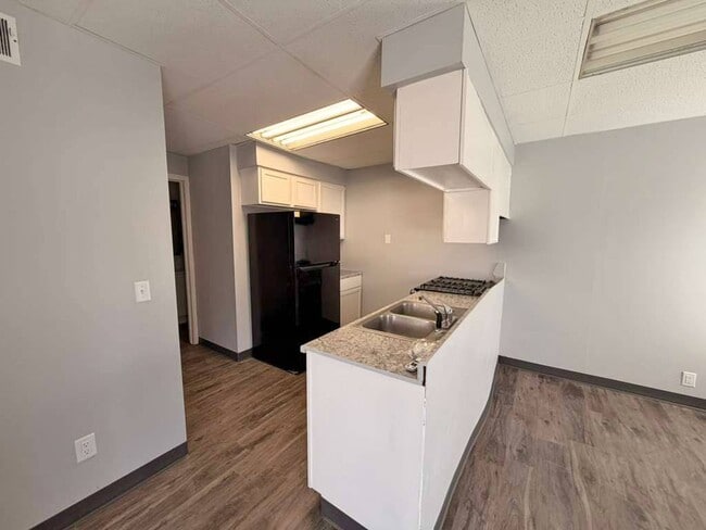 Building Photo - 2254 S Riverside Dr