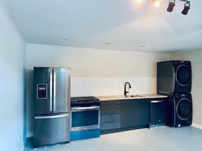 Building Photo - 135 Sunset Dr