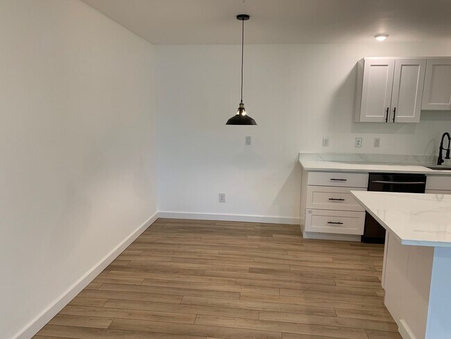 Foto del edificio - Beautiful Lakefront 2 Bed 1.75 Bath Condo ...