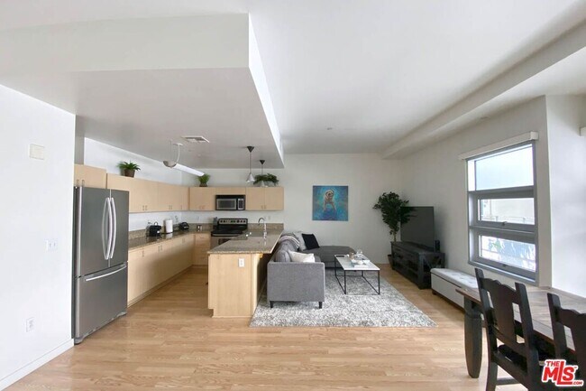 Foto del edificio - 630 W 6th St