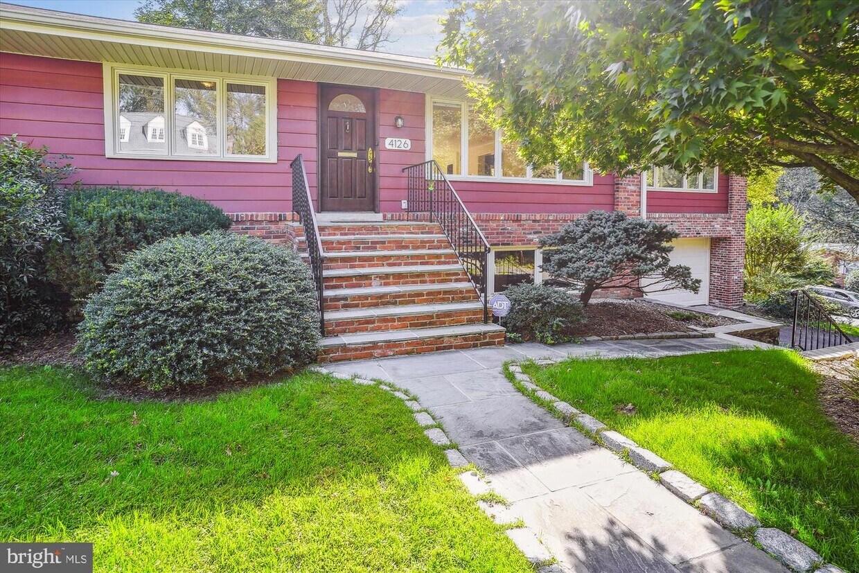 Primary Photo - 4126 N Randolph St