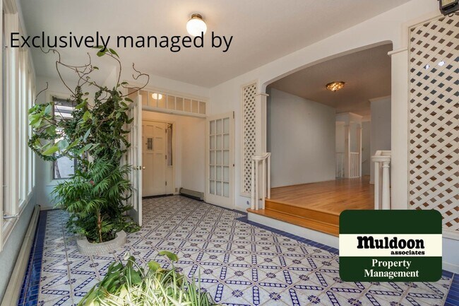 Foto del edificio - Beautiful 3 bedroom home with two car gara...