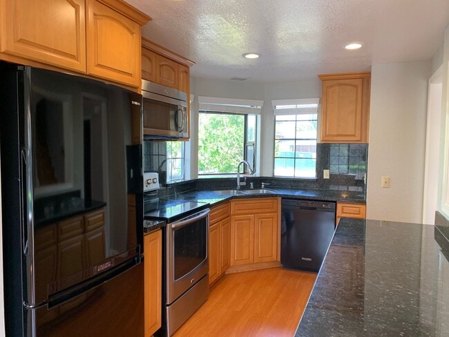 Building Photo - Bright and Updated 2 Bedroom+Den 2.5 Bath ...