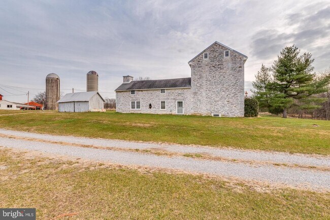 Building Photo - 360 Foreman Rd W