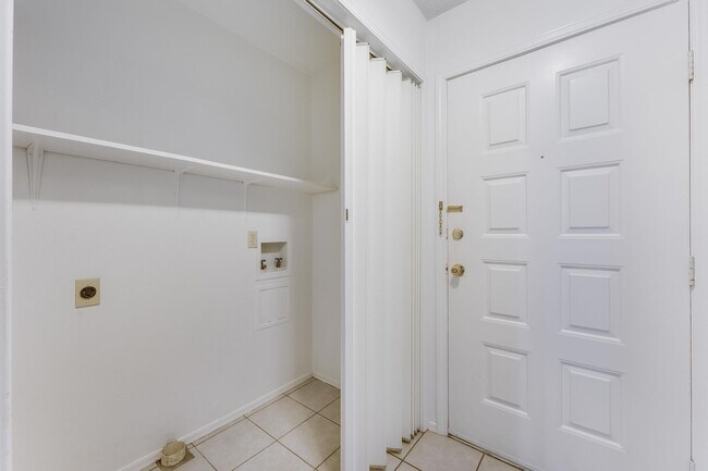 Foto del edificio - Welcome to this charming triplex located i...