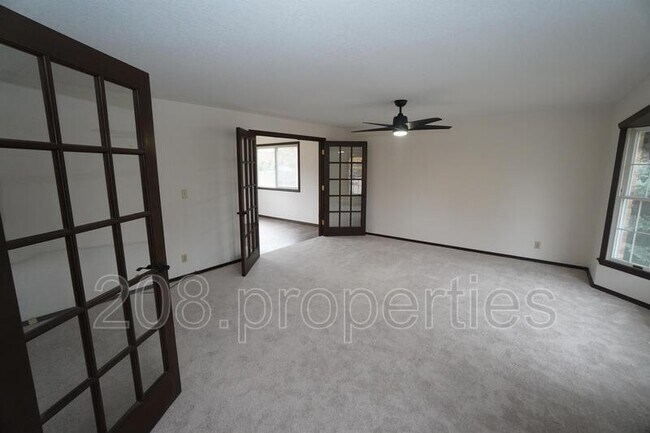 Building Photo - 3392 S Maze Ave