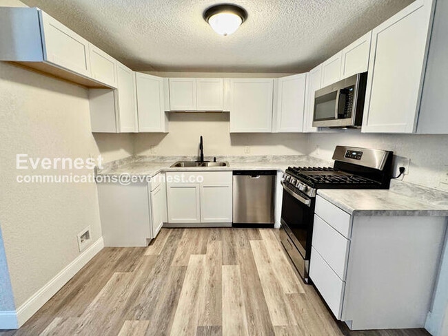 Building Photo - 813 J St NW